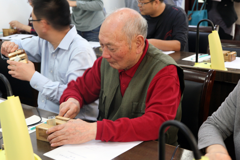 篆刻艺术爱好者学习篆刻摄影