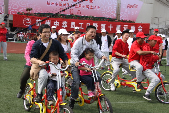 一家三口齐上场,同心协力拿冠军