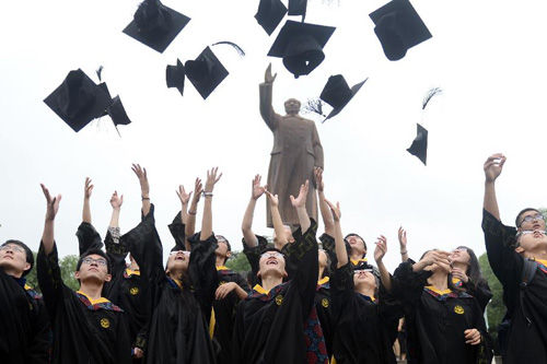 浙江大学2013届毕业生浙江大学毕业生在校园内合影时抛起学士帽