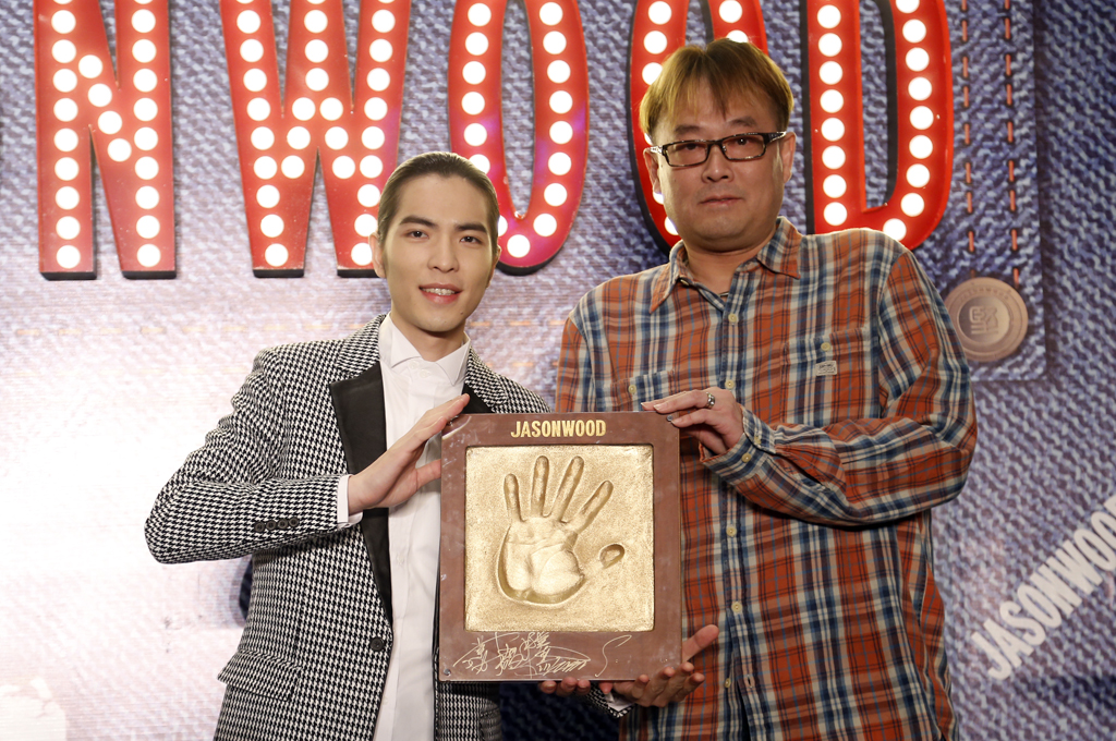 JASONWOOD品牌代言人金曲歌王萧敬腾(左一)向坚持我的服饰(杭州)股份有限公司总经理毛寓灜先生(右一)赠送手模