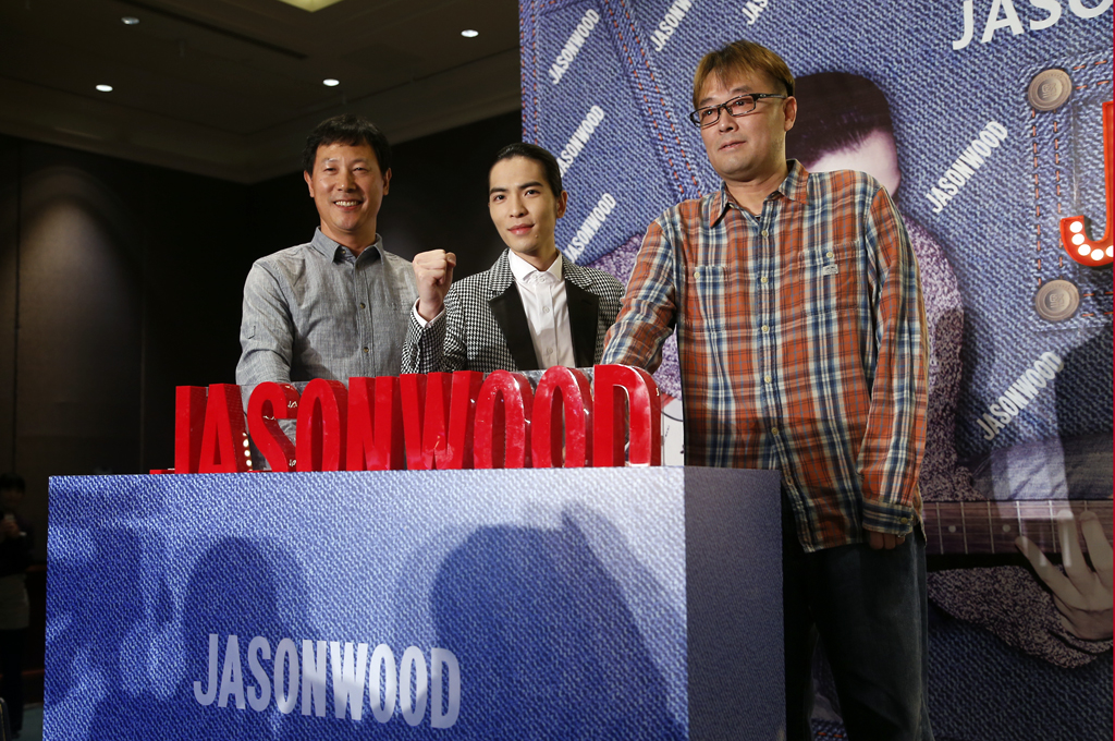 JASONWOOD品牌代言人金曲歌王萧敬腾和坚持我的服饰(杭州)股份有限公司总经理毛寓灜先生(右一)及合作伙伴山东力威经贸有限公司董事长刘国忠(左一)共同开启发布会仪式
