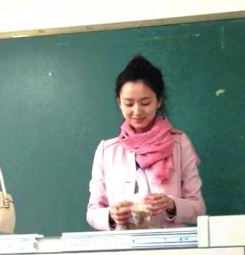 这位英语老师长相清纯甜美,学生称她的英语课男生出勤率爆表.