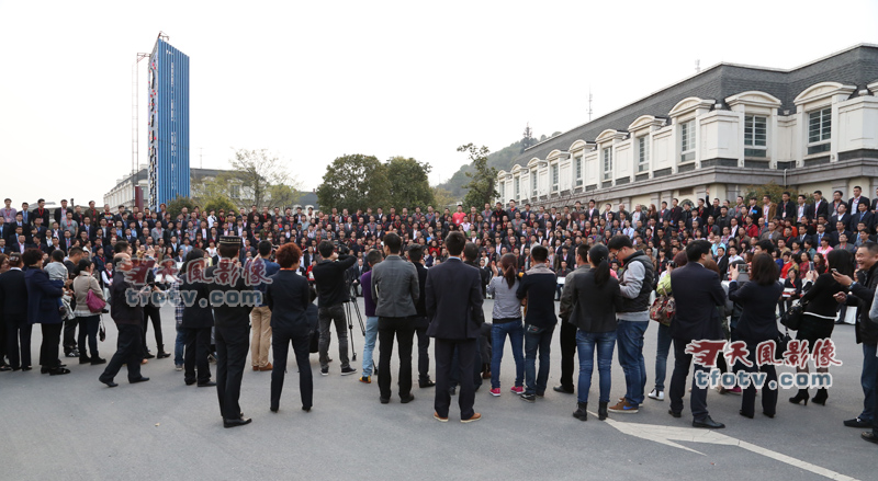 那英出席杭州老板电器颁奖典礼现场，并合影留念