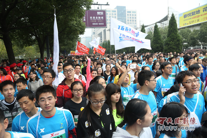 2014杭州国际马拉松鸣枪开跑