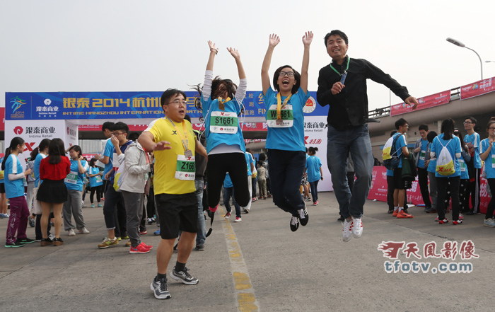 2014杭州国际马拉松鸣枪开跑 杭州国际马拉松终点