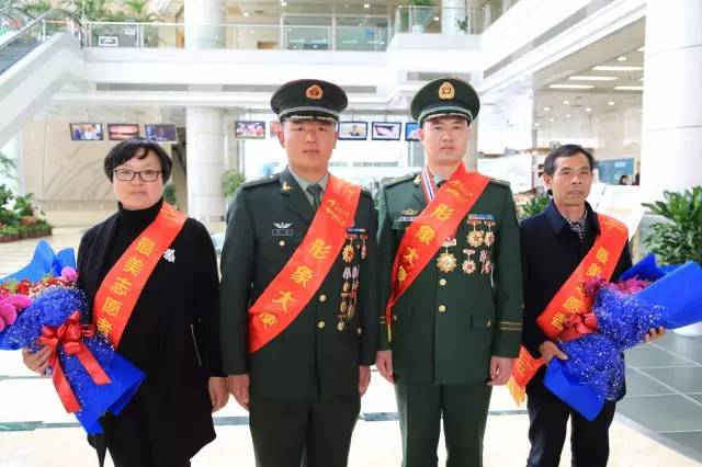 在学雷锋纪念日到来之际,由省委宣传部、省文明办、团省委、浙江广电集团联合主办的“万朵鲜花送雷锋”大型公益活动在杭州启动。全国道德模范孔胜东、俞复玲、陈斌强、毛陈冰、郭文标与“最美浙江人”代表、浙江省文化体育界知名人物作为形象大使,把鲜花和证书送到群众推荐的“活雷锋”手中,向他们表达感谢和敬意。