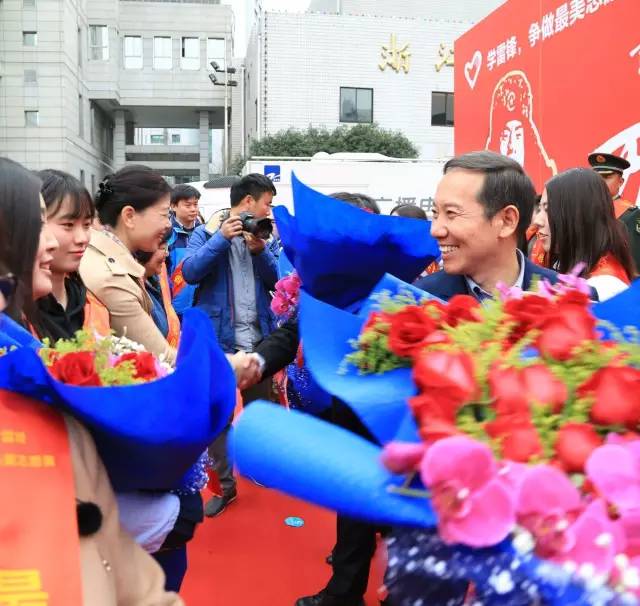 在学雷锋纪念日到来之际,由省委宣传部、省文明办、团省委、浙江广电集团联合主办的“万朵鲜花送雷锋”大型公益活动在杭州启动。全国道德模范孔胜东、俞复玲、陈斌强、毛陈冰、郭文标与“最美浙江人”代表、浙江省文化体育界知名人物作为形象大使,把鲜花和证书送到群众推荐的“活雷锋”手中,向他们表达感谢和敬意。