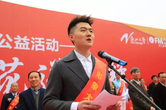 传播正能量 万朵鲜花送给当代“活雷锋“ 最美浙江人摄影