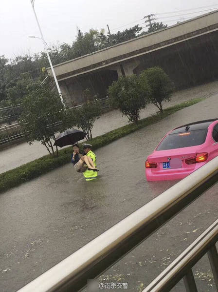 南京暴雨致内涝 警察抱出受困女车主
