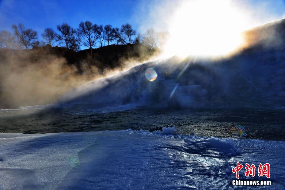 甘肃肃南冬日冰瀑璀璨 成冰雪“童话镇”