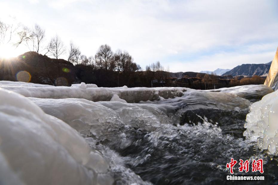 甘肃肃南冬日冰瀑璀璨 成冰雪“童话镇”