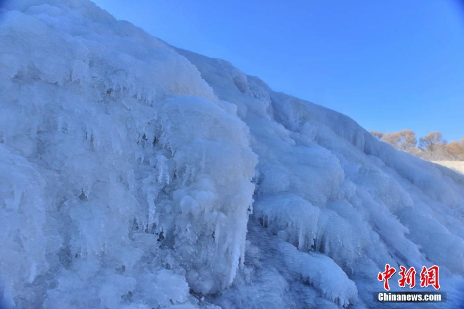 甘肃肃南冬日冰瀑璀璨 成冰雪“童话镇”