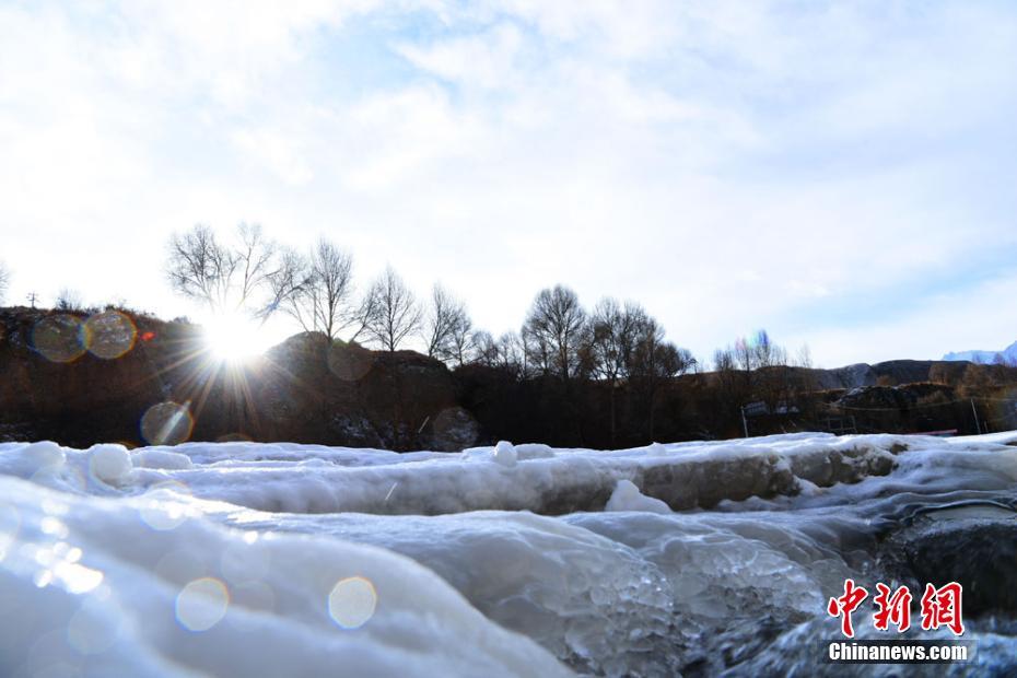甘肃肃南冬日冰瀑璀璨 成冰雪“童话镇”